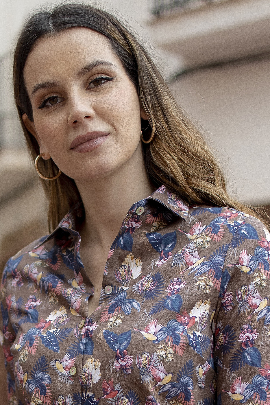 Camisa de mujer estampado de hojas sobre fondo marrón con volante en el bajo
