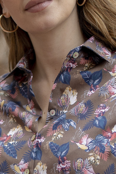 Camisa de mujer estampado de hojas sobre fondo marrón con volante en el bajo