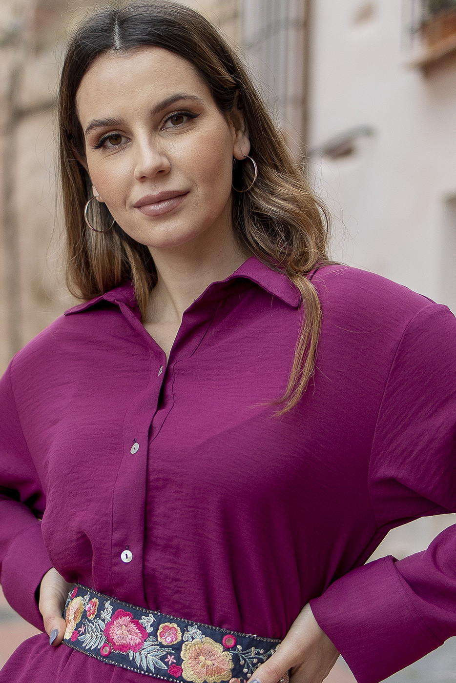 Camisa mujer en sarga celeste con bolsillo y coordinados de flores